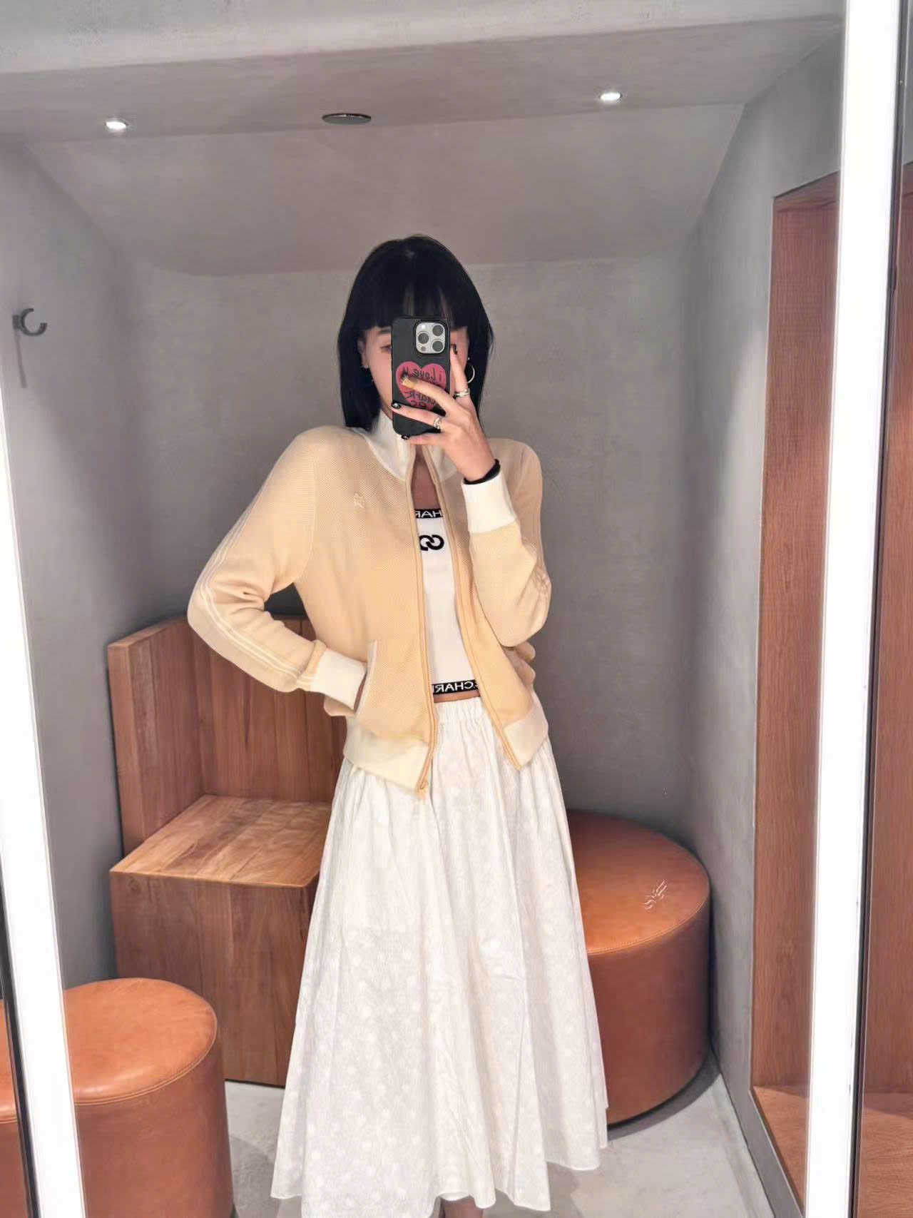  Áo khoác vàng dài tay, cổ trắng khóa zip 