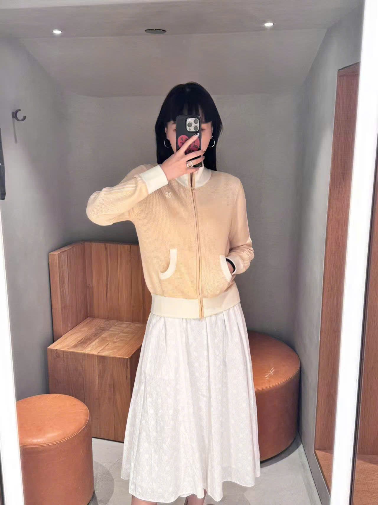  Áo khoác vàng dài tay, cổ trắng khóa zip 