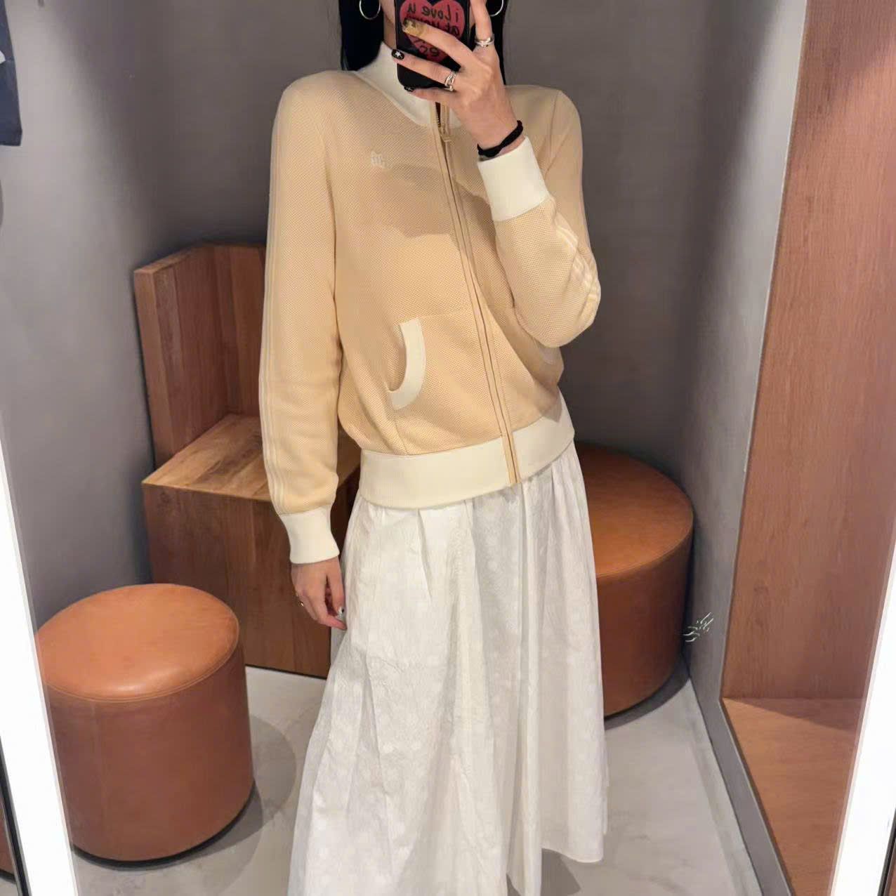  Áo khoác vàng dài tay, cổ trắng khóa zip 