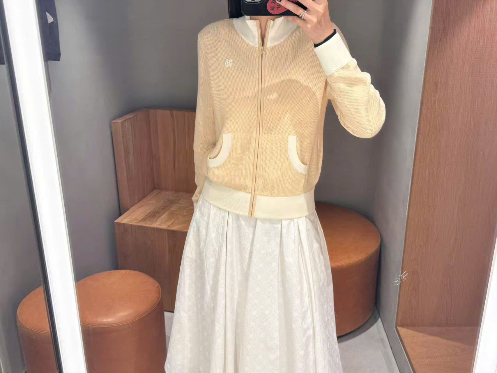  Áo khoác vàng dài tay, cổ trắng khóa zip 