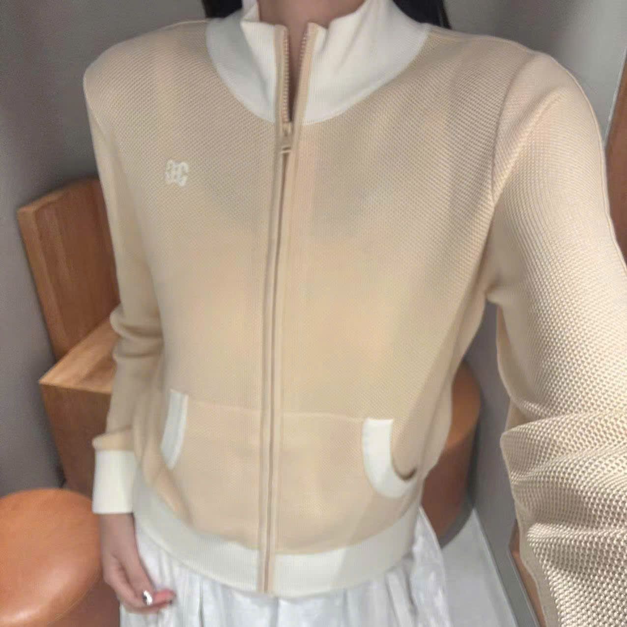  Áo khoác vàng dài tay, cổ trắng khóa zip 