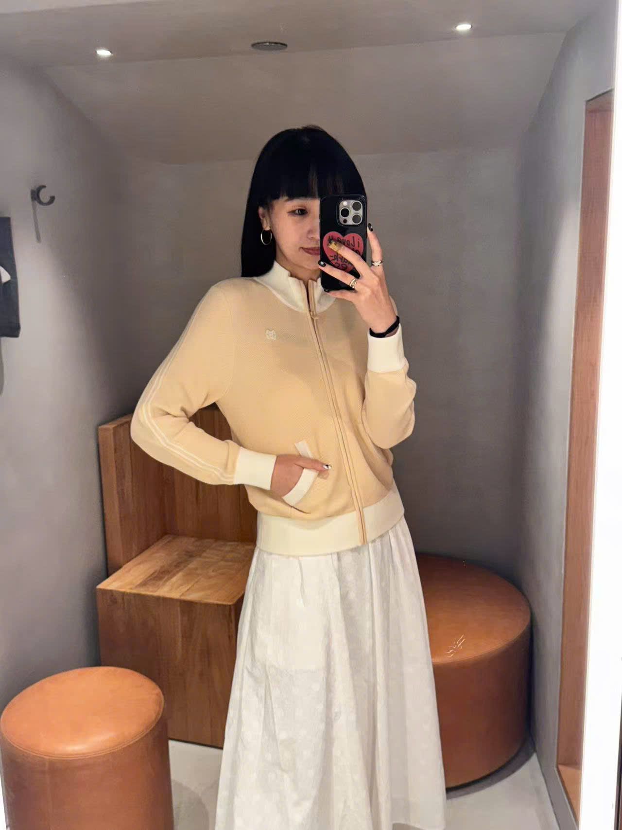  Áo khoác vàng dài tay, cổ trắng khóa zip 