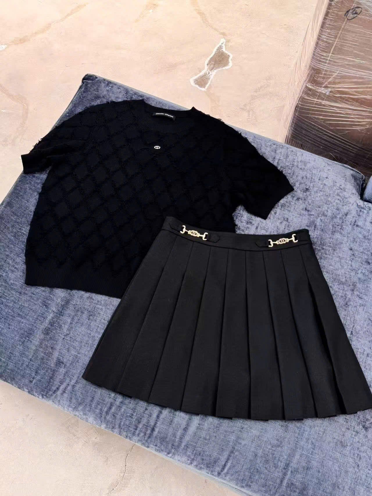  Chân váy xếp ly đen, cạp 2 Logo xích vàng 