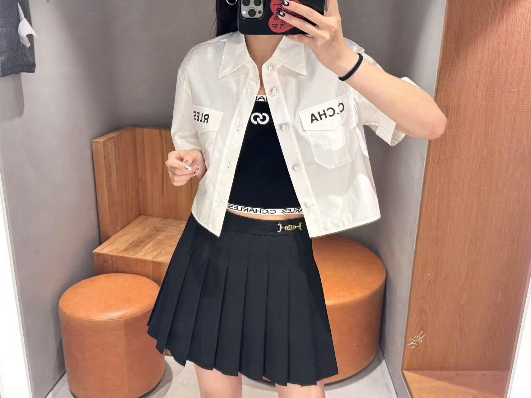  Chân váy xếp ly đen, cạp 2 Logo xích vàng 