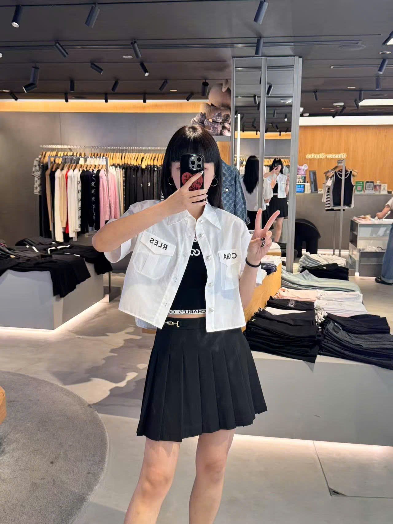  Chân váy xếp ly đen, cạp 2 Logo xích vàng 