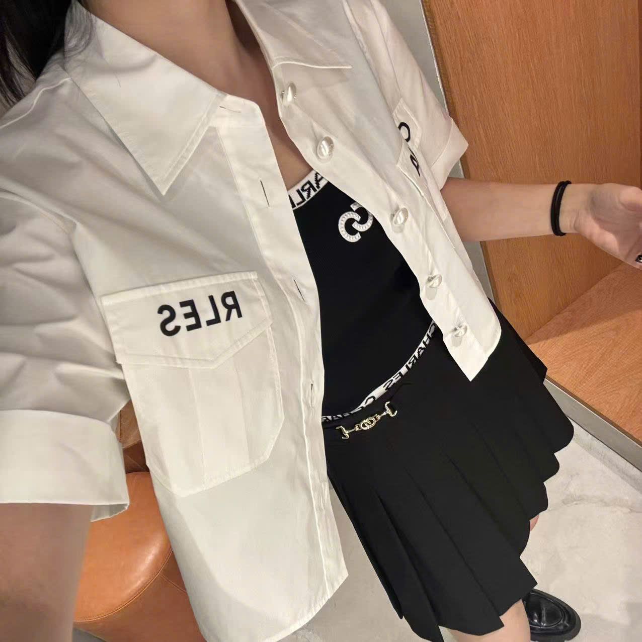  Chân váy xếp ly đen, cạp 2 Logo xích vàng 