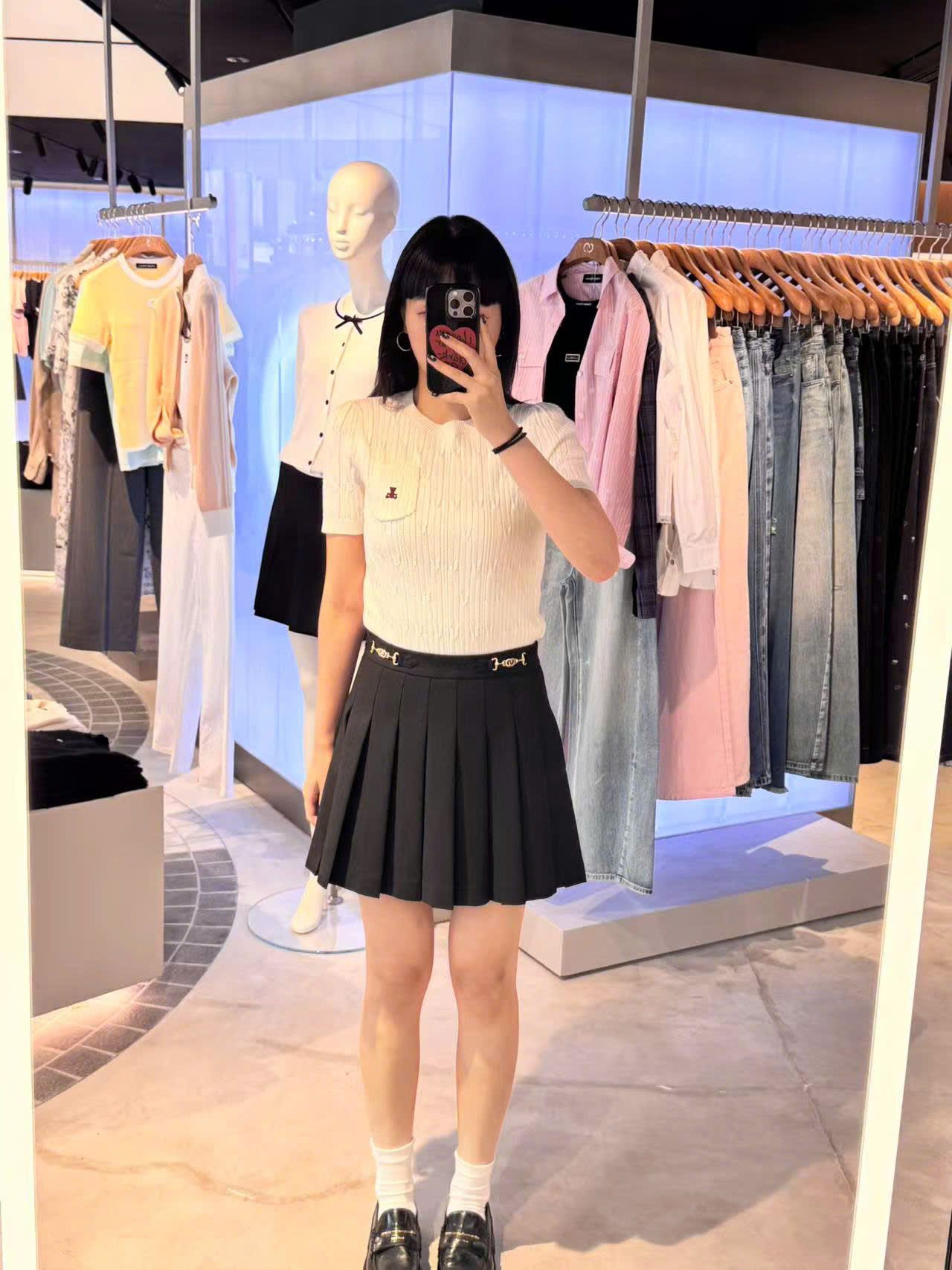  Chân váy xếp ly đen, cạp 2 Logo xích vàng 