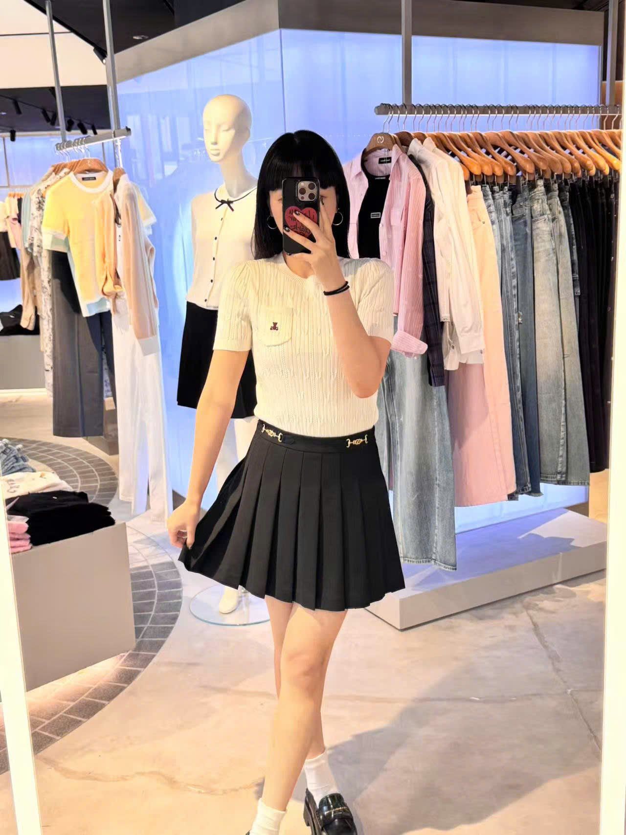  Chân váy xếp ly đen, cạp 2 Logo xích vàng 