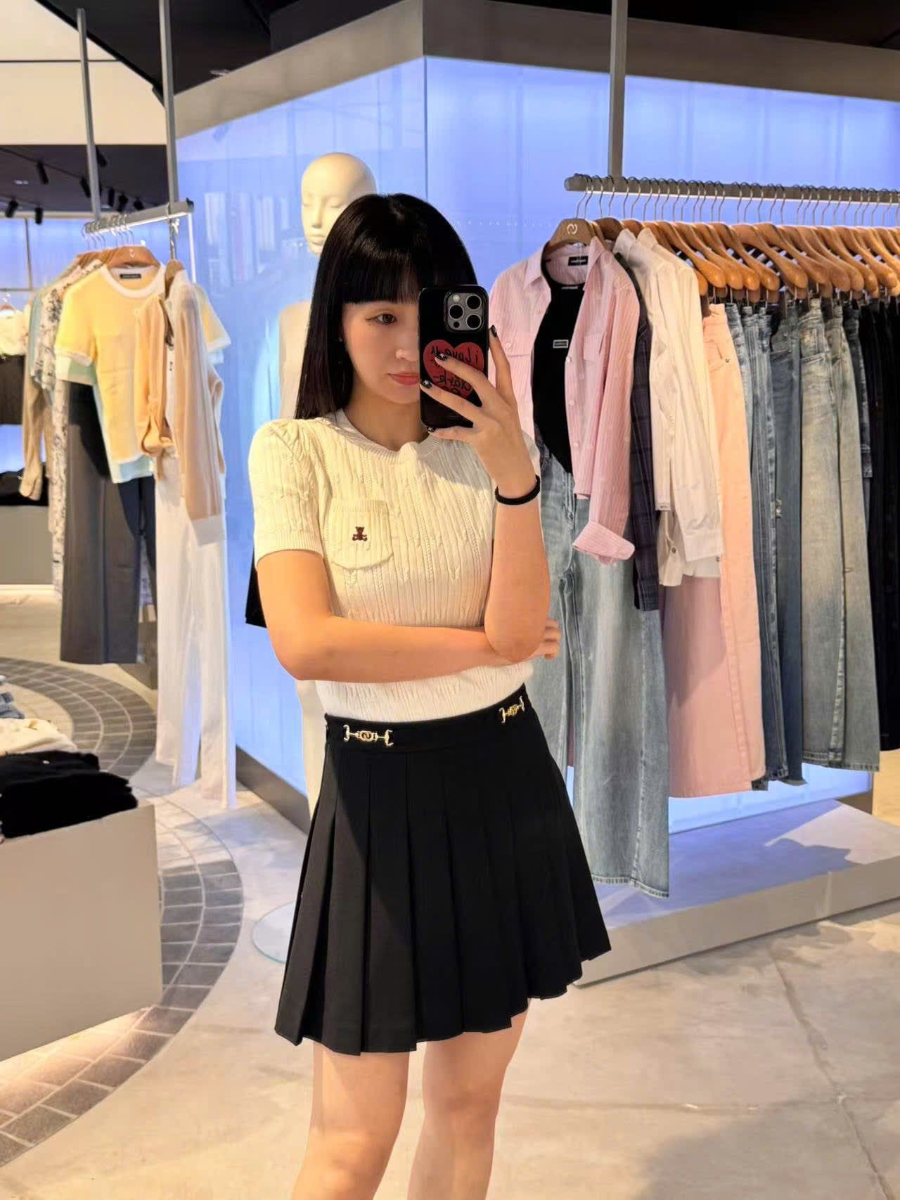  Chân váy xếp ly đen, cạp 2 Logo xích vàng 