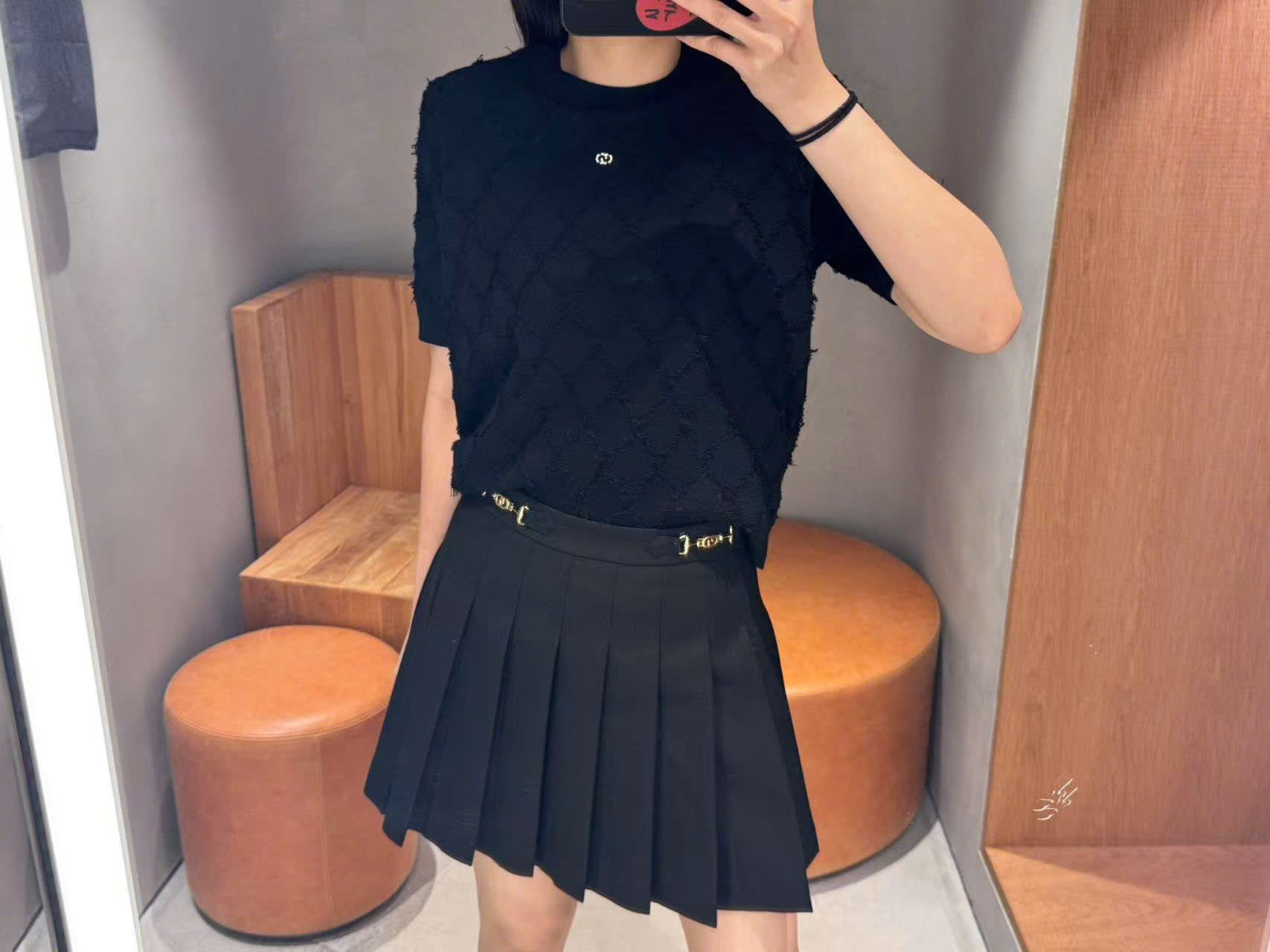  Chân váy xếp ly đen, cạp 2 Logo xích vàng 