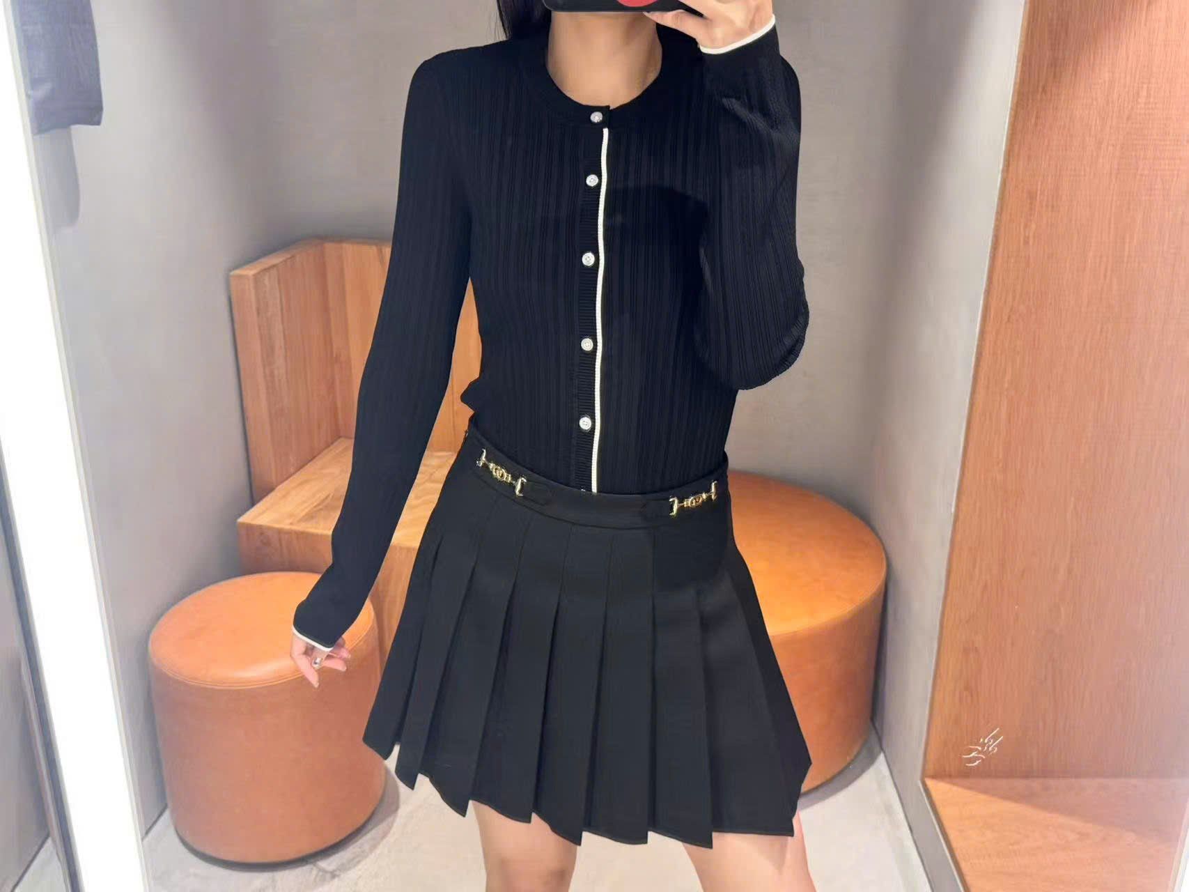  Chân váy xếp ly đen, cạp 2 Logo xích vàng 