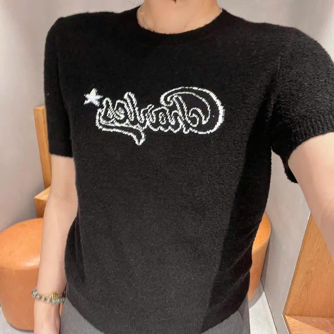  Áo đen chữ C.Charles đính sao trắng 