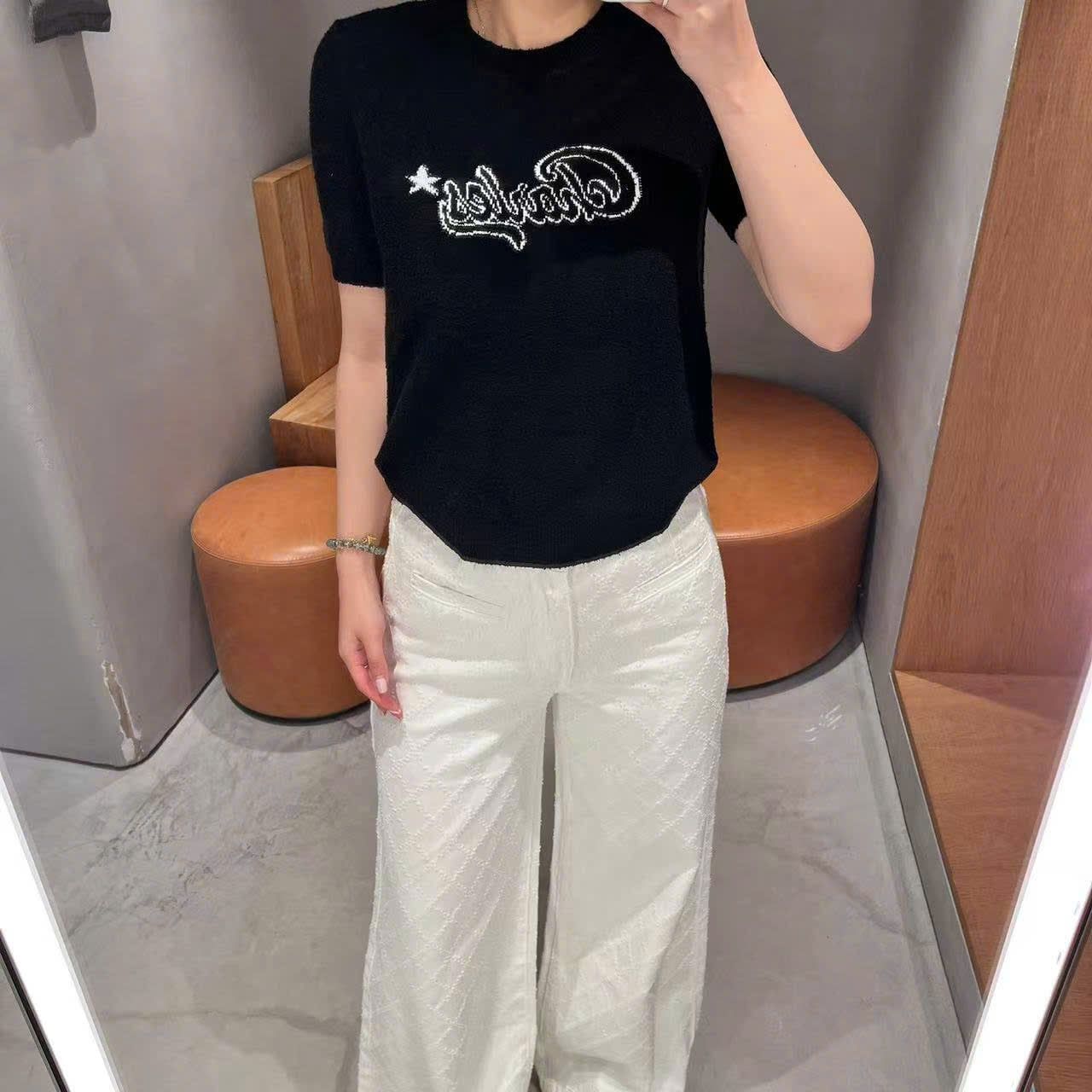  Áo đen chữ C.Charles đính sao trắng 