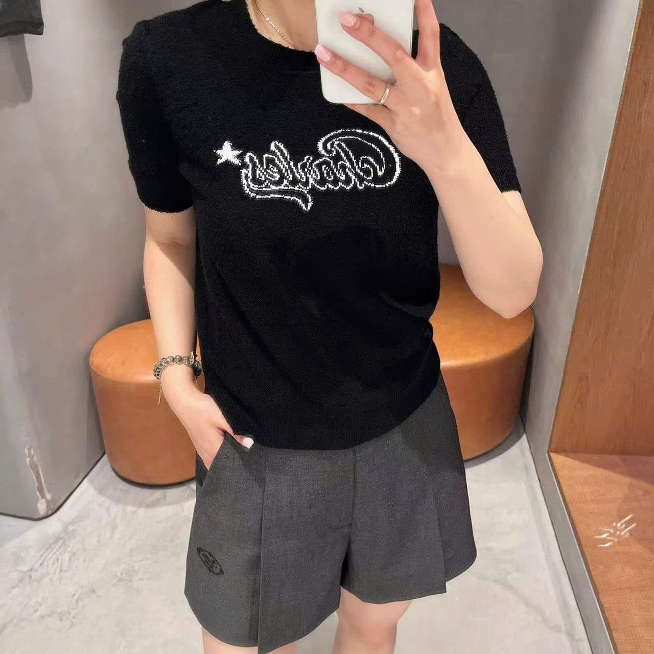  Áo đen chữ C.Charles đính sao trắng 