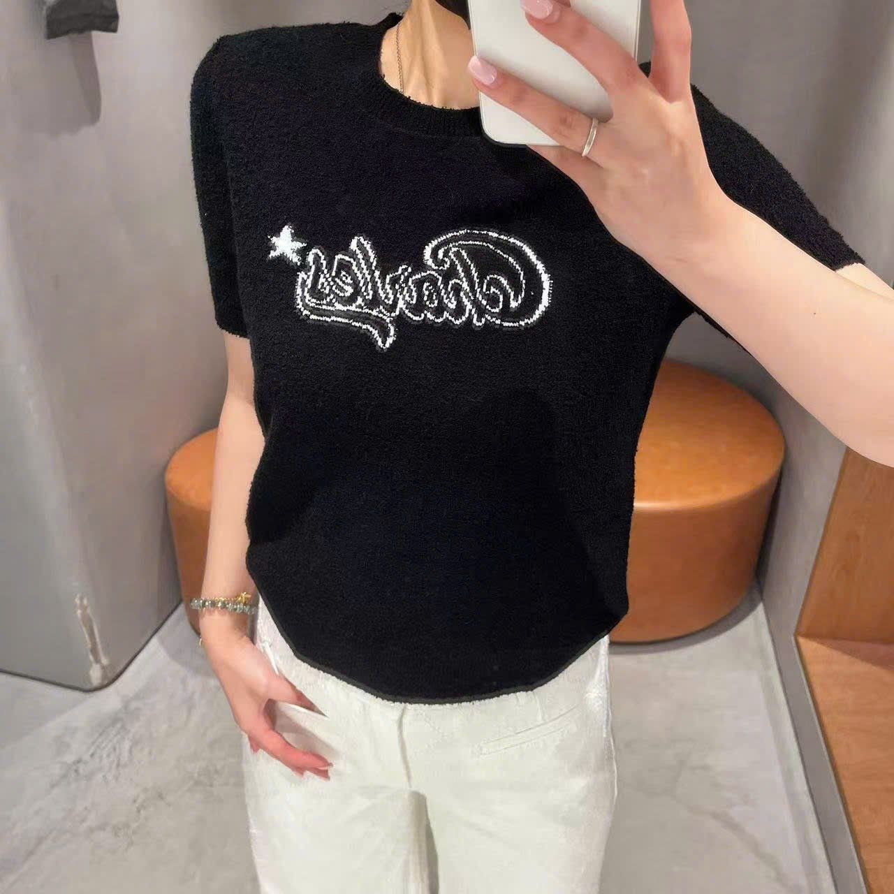  Áo đen chữ C.Charles đính sao trắng 