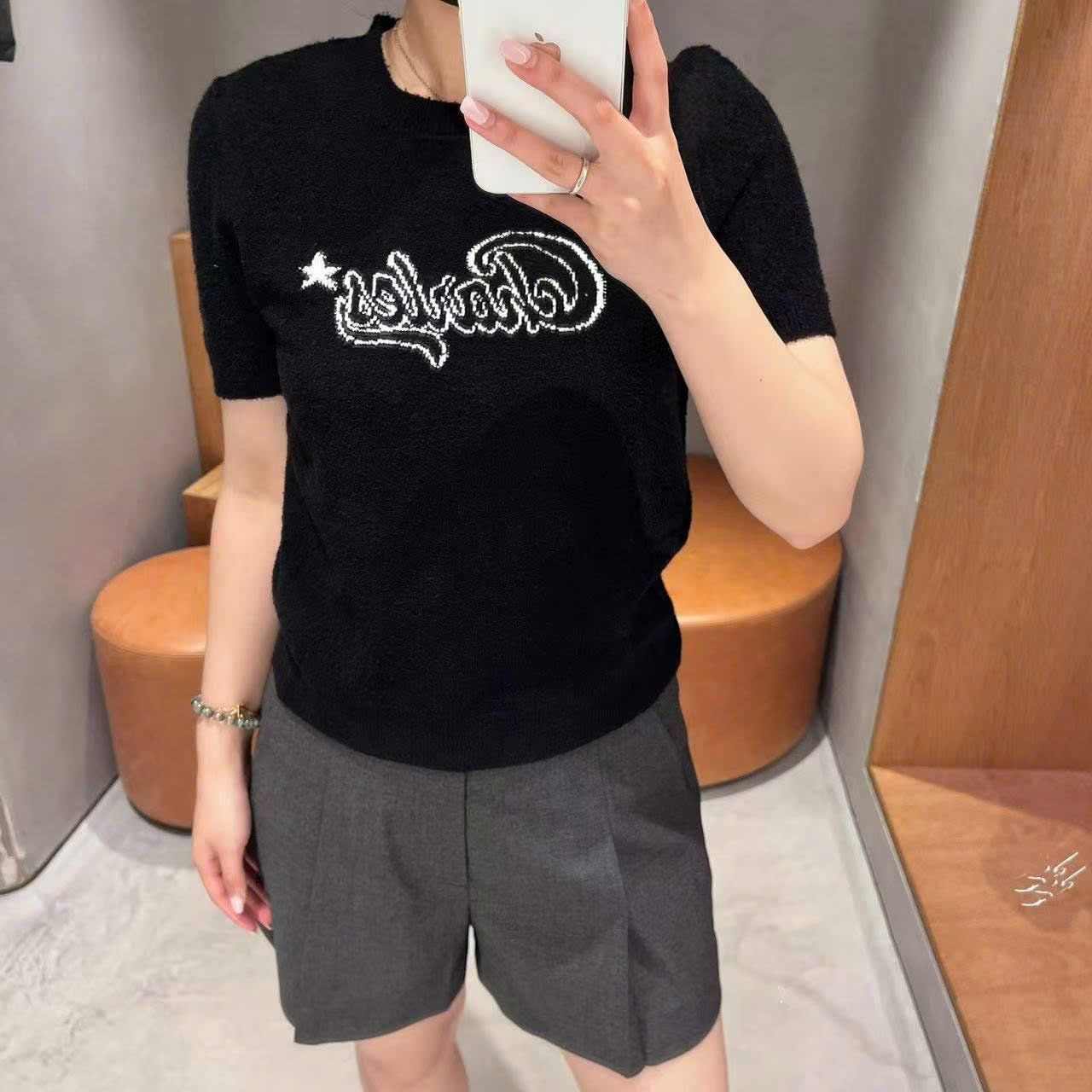  Áo đen chữ C.Charles đính sao trắng 