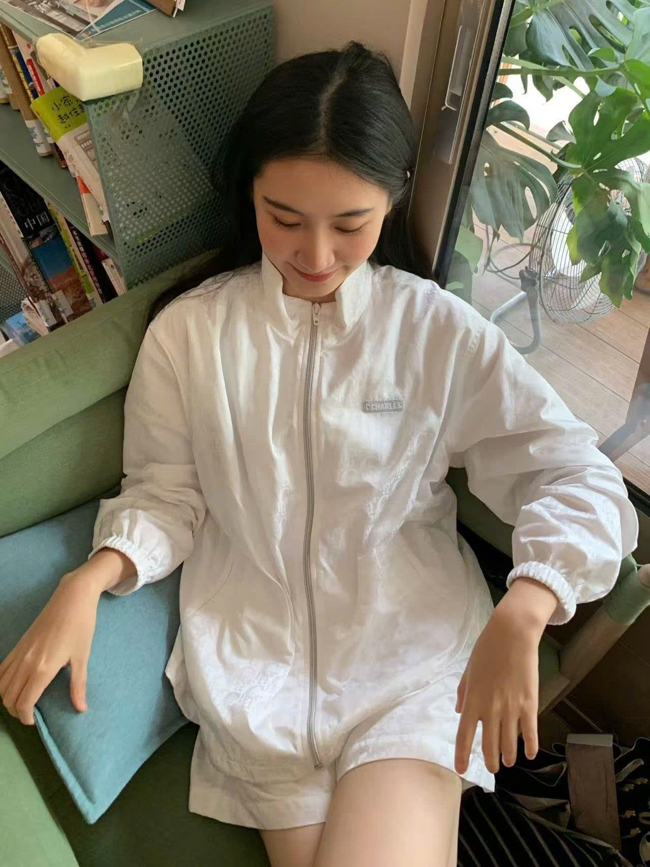  Áo khoác gió trắng Logo xám set 