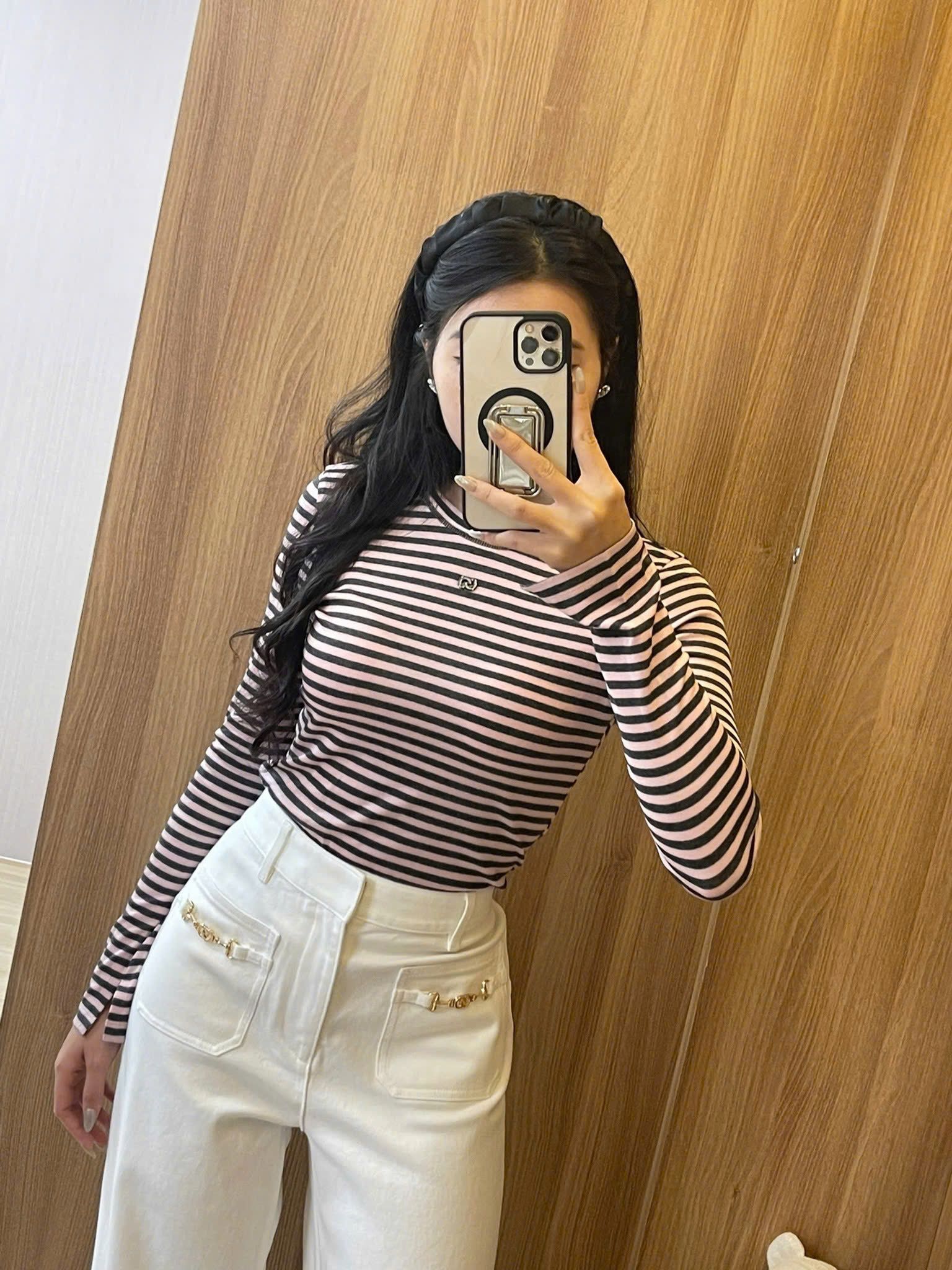  Áo thun kẻ đỏ trắng 