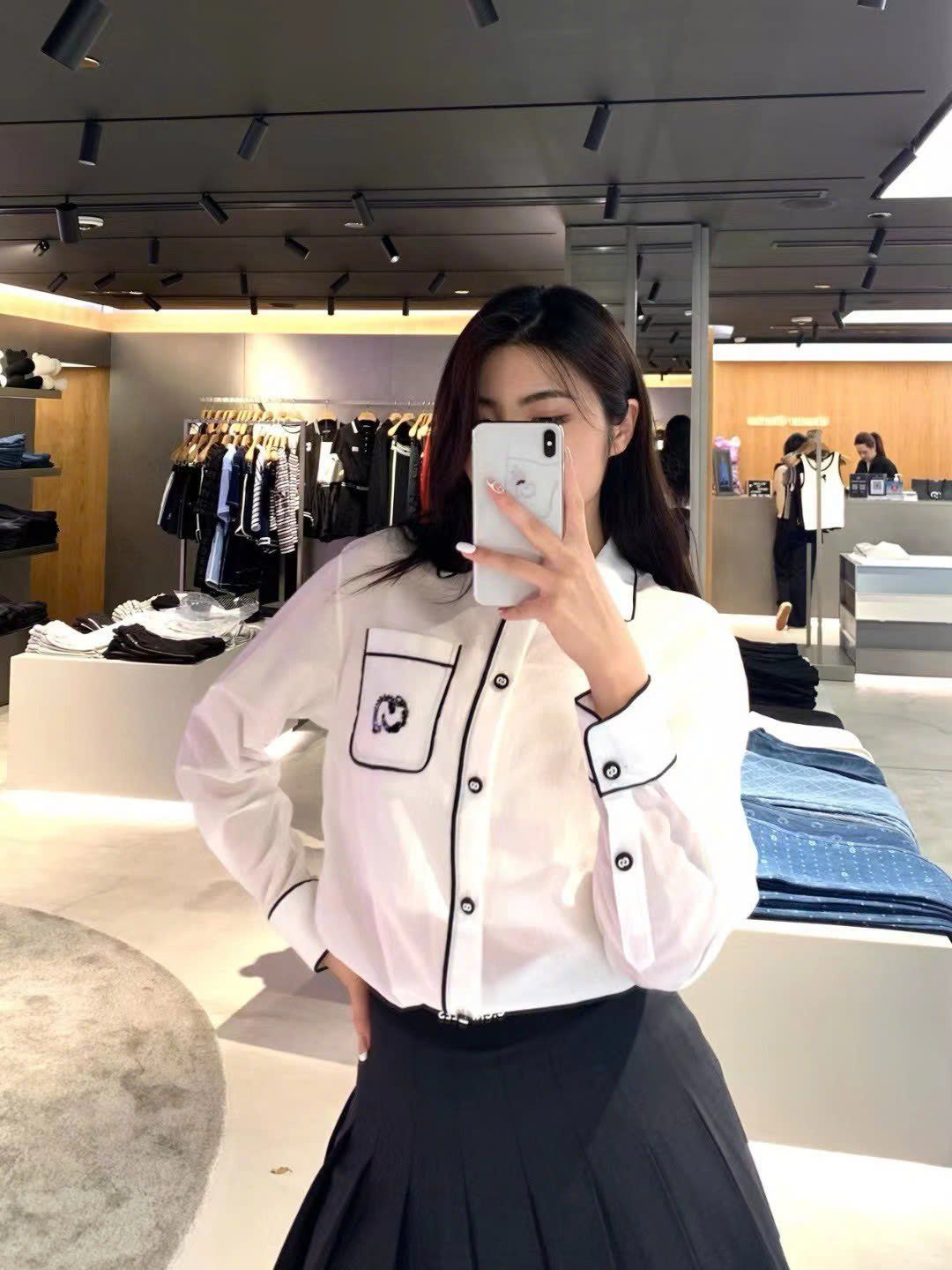  Áo sơ mi trắng dài tay, viền đen logo túi 