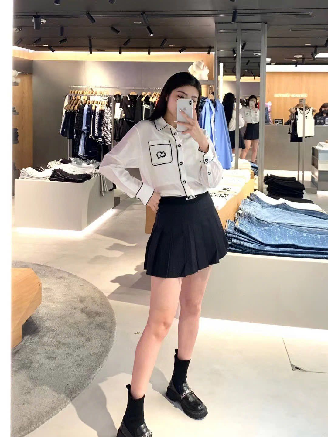  Áo sơ mi trắng dài tay, viền đen logo túi 