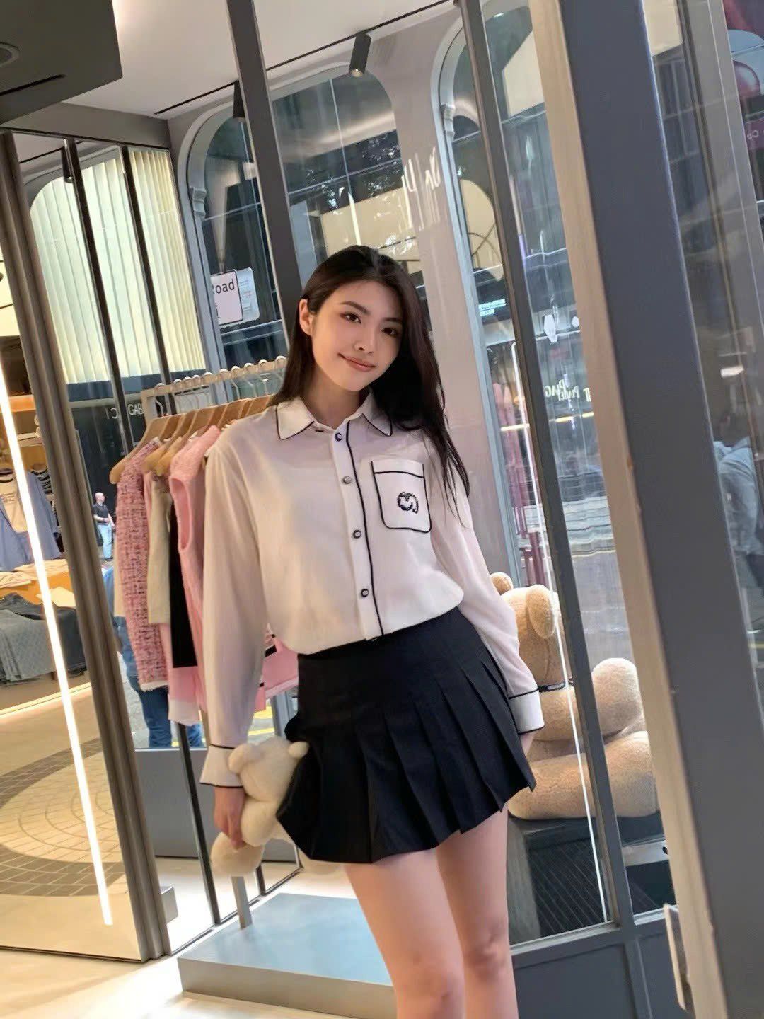  Áo sơ mi trắng dài tay, viền đen logo túi 