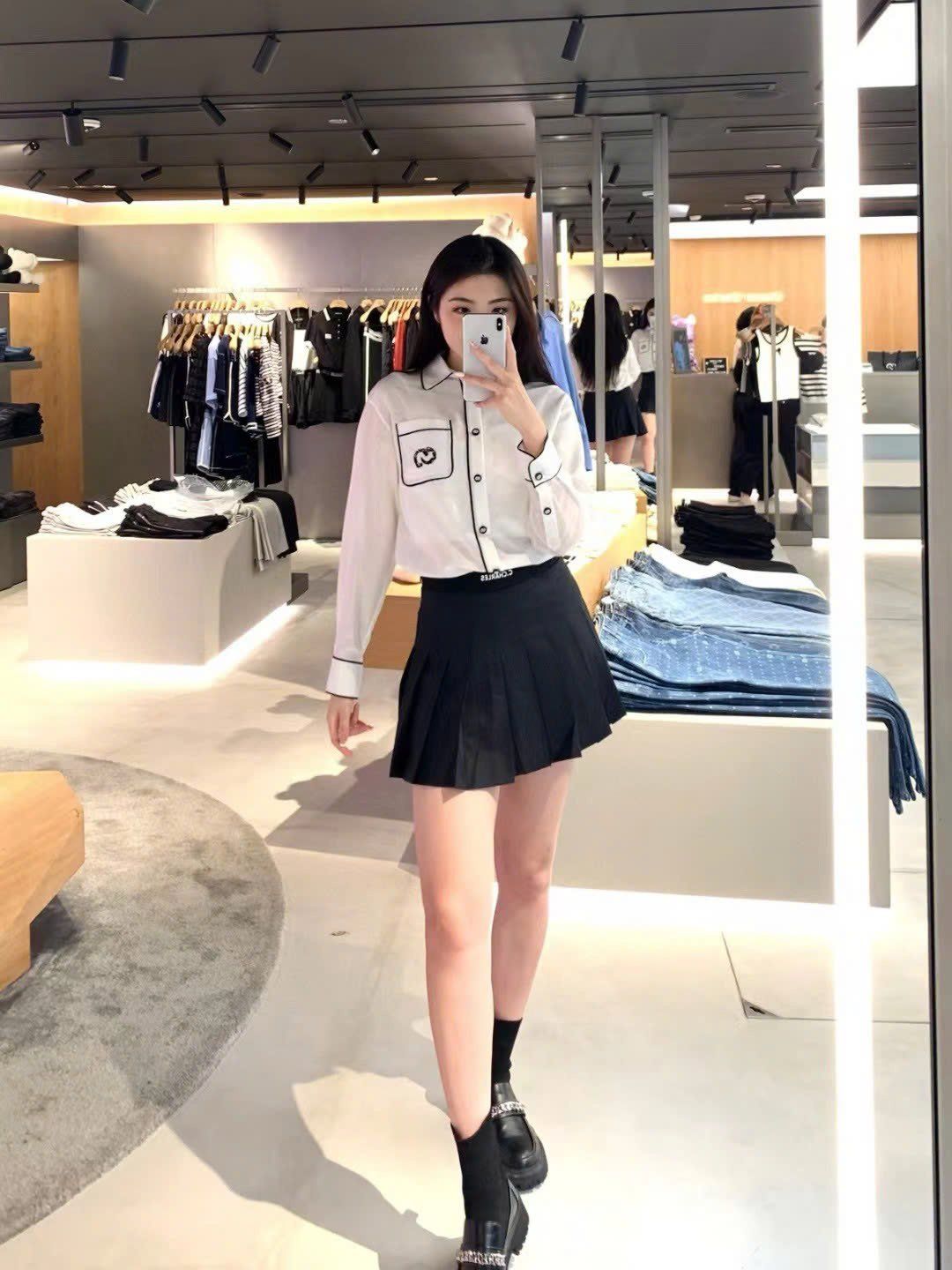  Áo sơ mi trắng dài tay, viền đen logo túi 