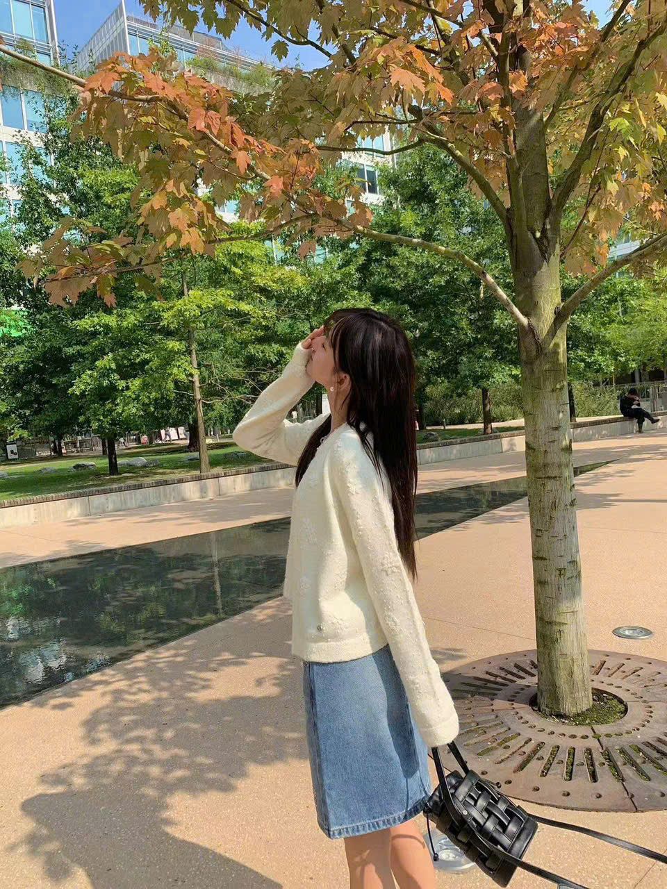  CDG trắng - hoạ tiết nổi 