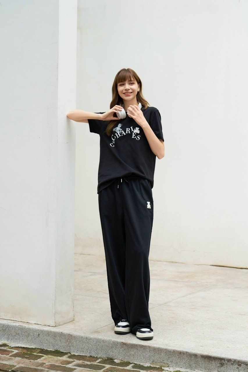  Áo phông đen - 2 gấu chữ trắng 