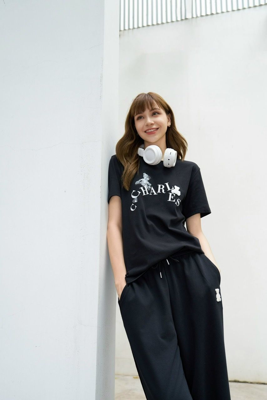  Áo phông đen - 2 gấu chữ trắng 