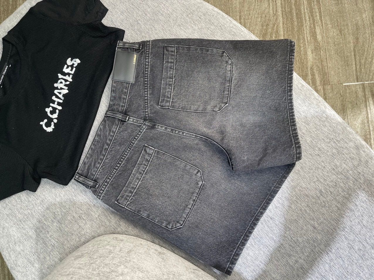  Áo len tăm đen - logo gắn lá 