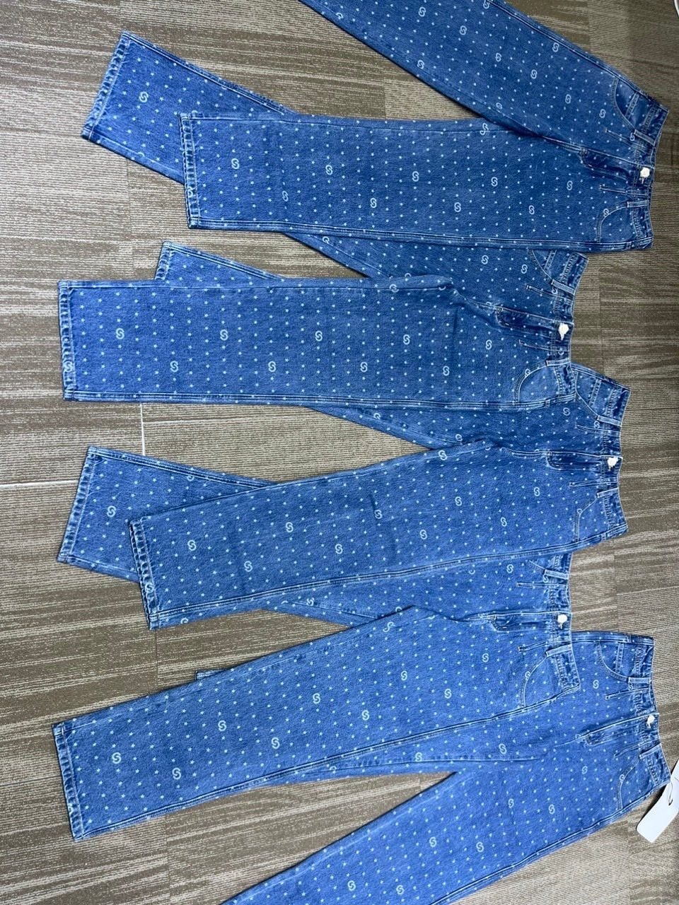  Jean xanh ống đứng - chấm logo 