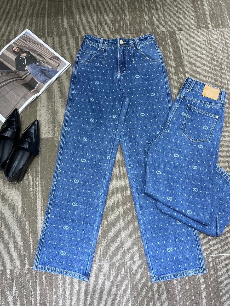  Jean xanh ống đứng - chấm logo 