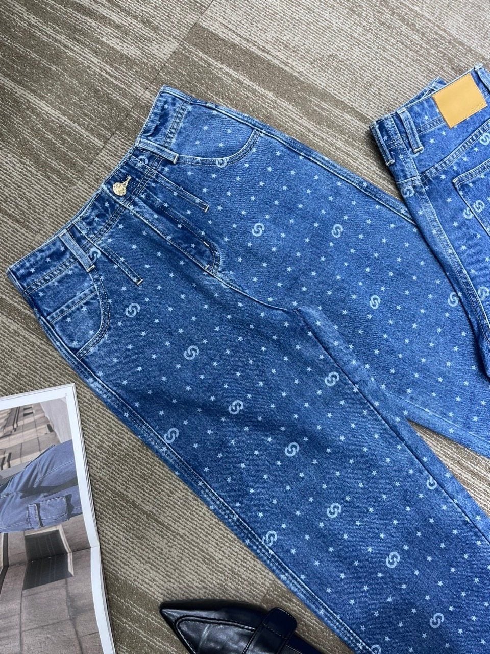  Jean xanh ống đứng - chấm logo 