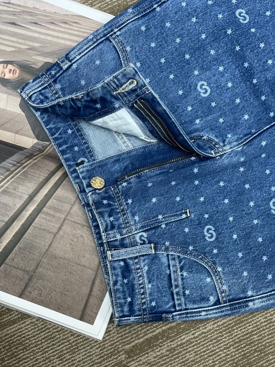  Jean xanh ống đứng - chấm logo 