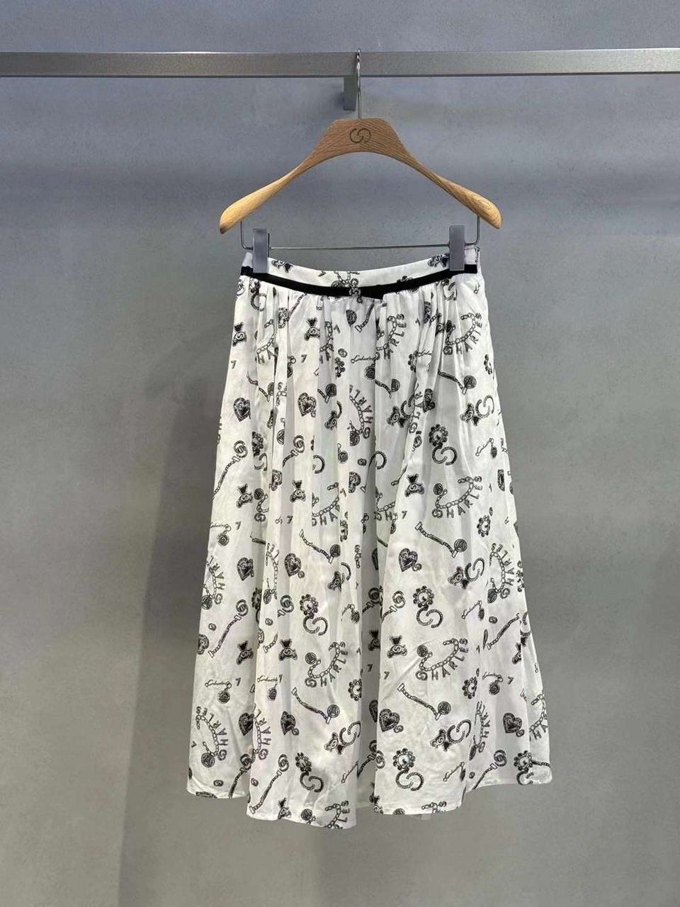  Chân váy trắng - hoạ tiết hoa tim 