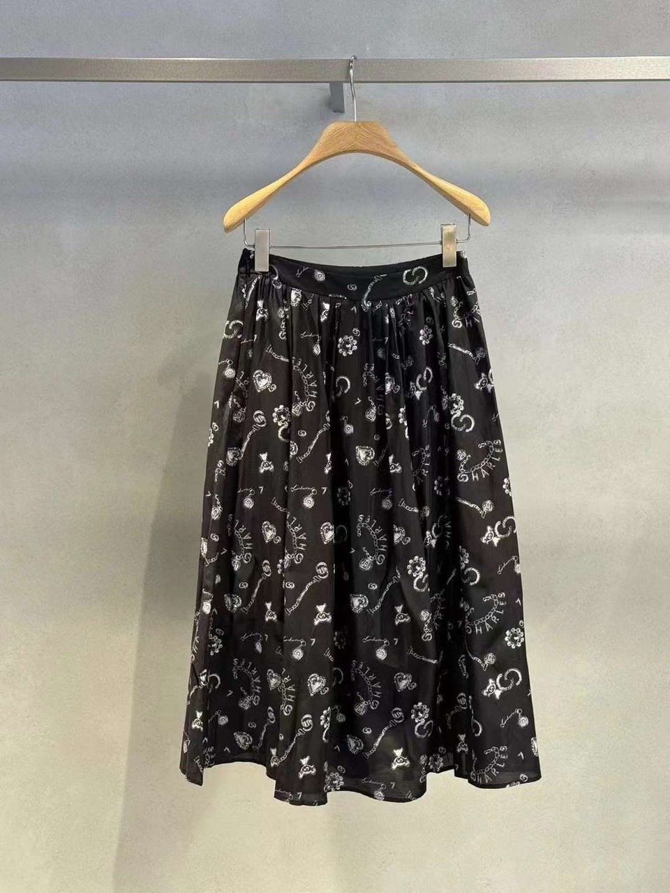  Chân váy đen - hoạ tiết hoa tim 