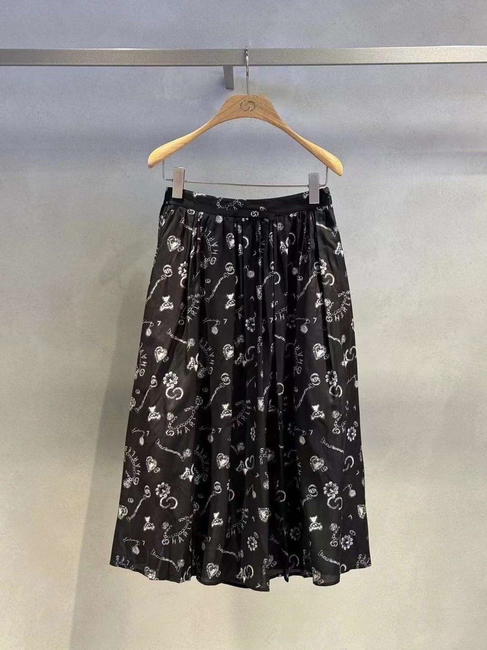  Chân váy đen - hoạ tiết hoa tim 