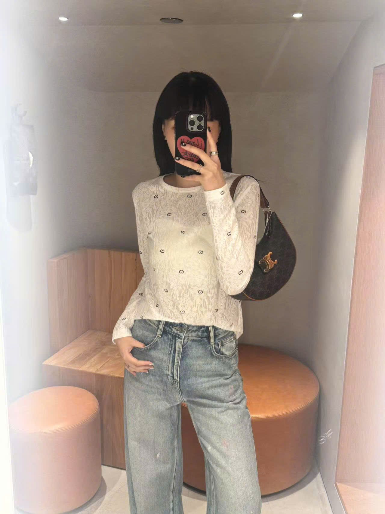  Áo thun trắng dài tay logo CC đen nhỏ 