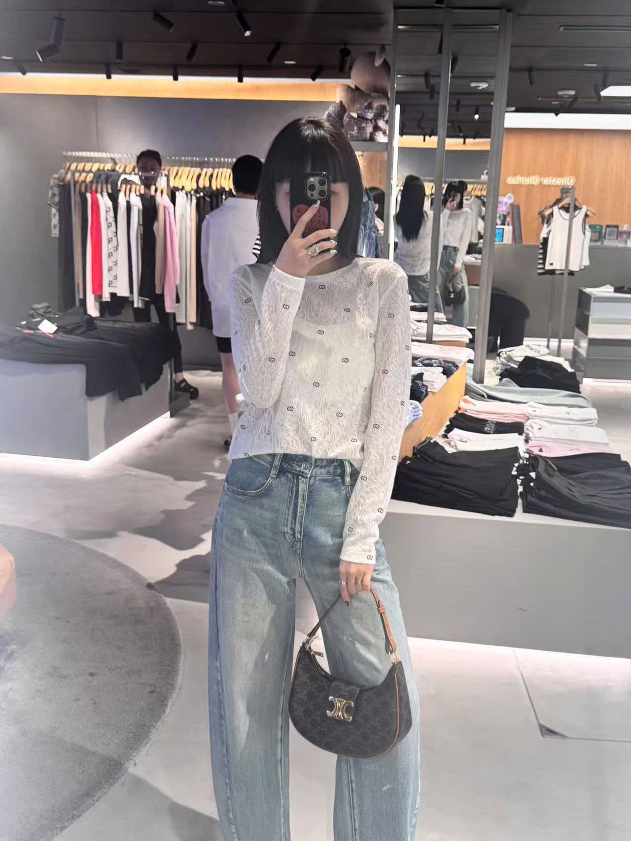  Áo thun trắng dài tay logo CC đen nhỏ 