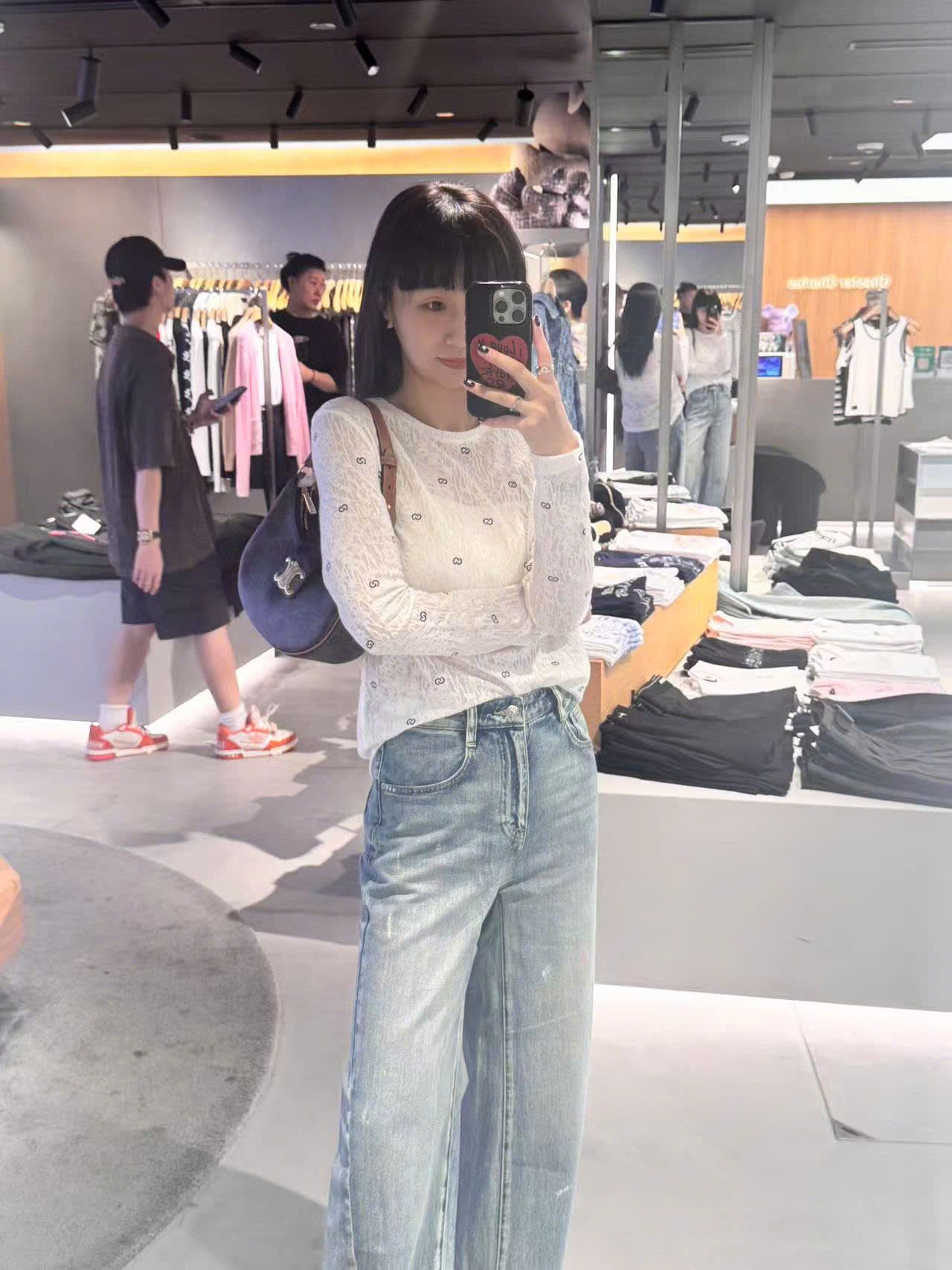  Áo thun trắng dài tay logo CC đen nhỏ 