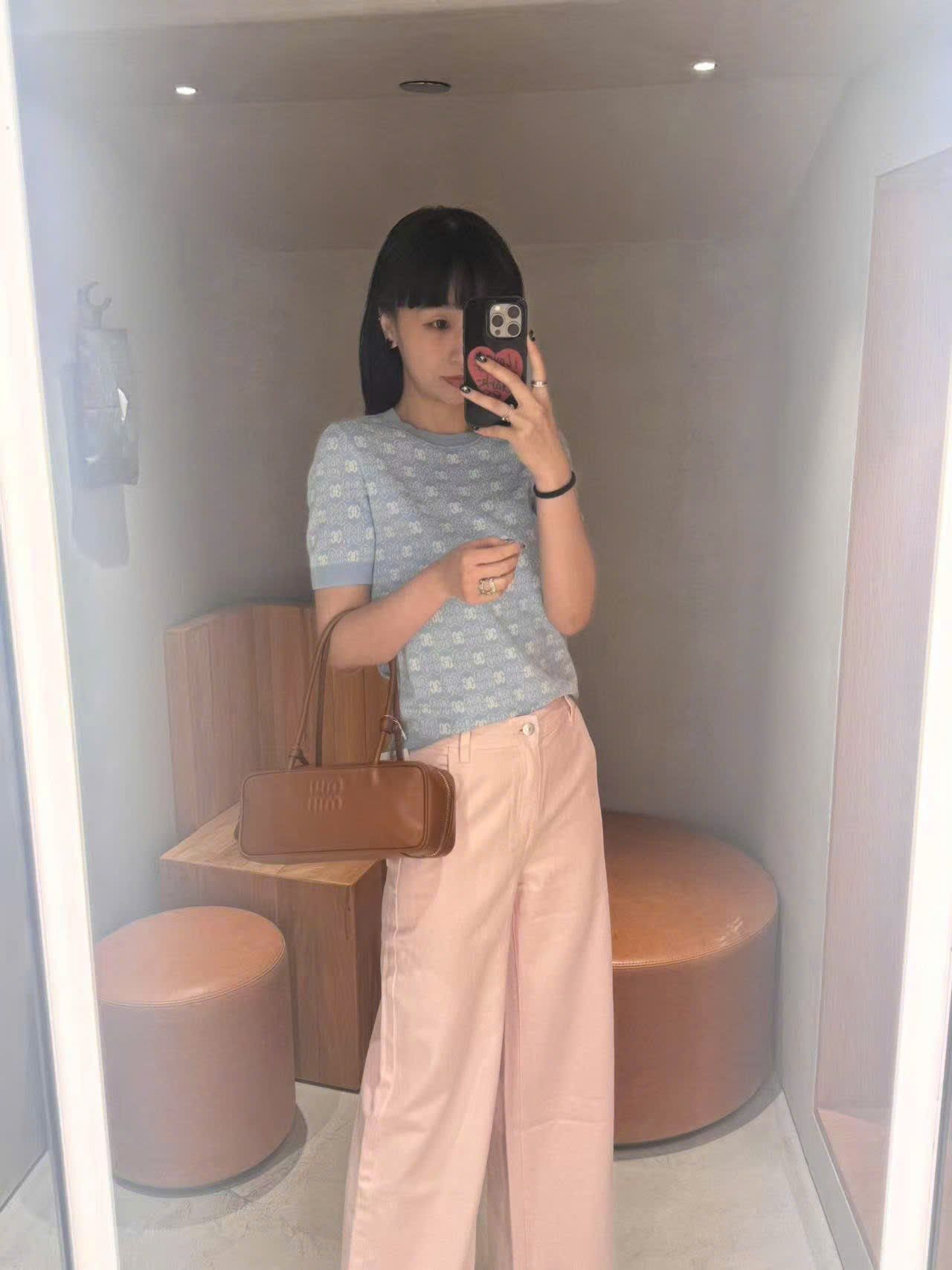  2.Áo xanh biển , full logo bo gấu 