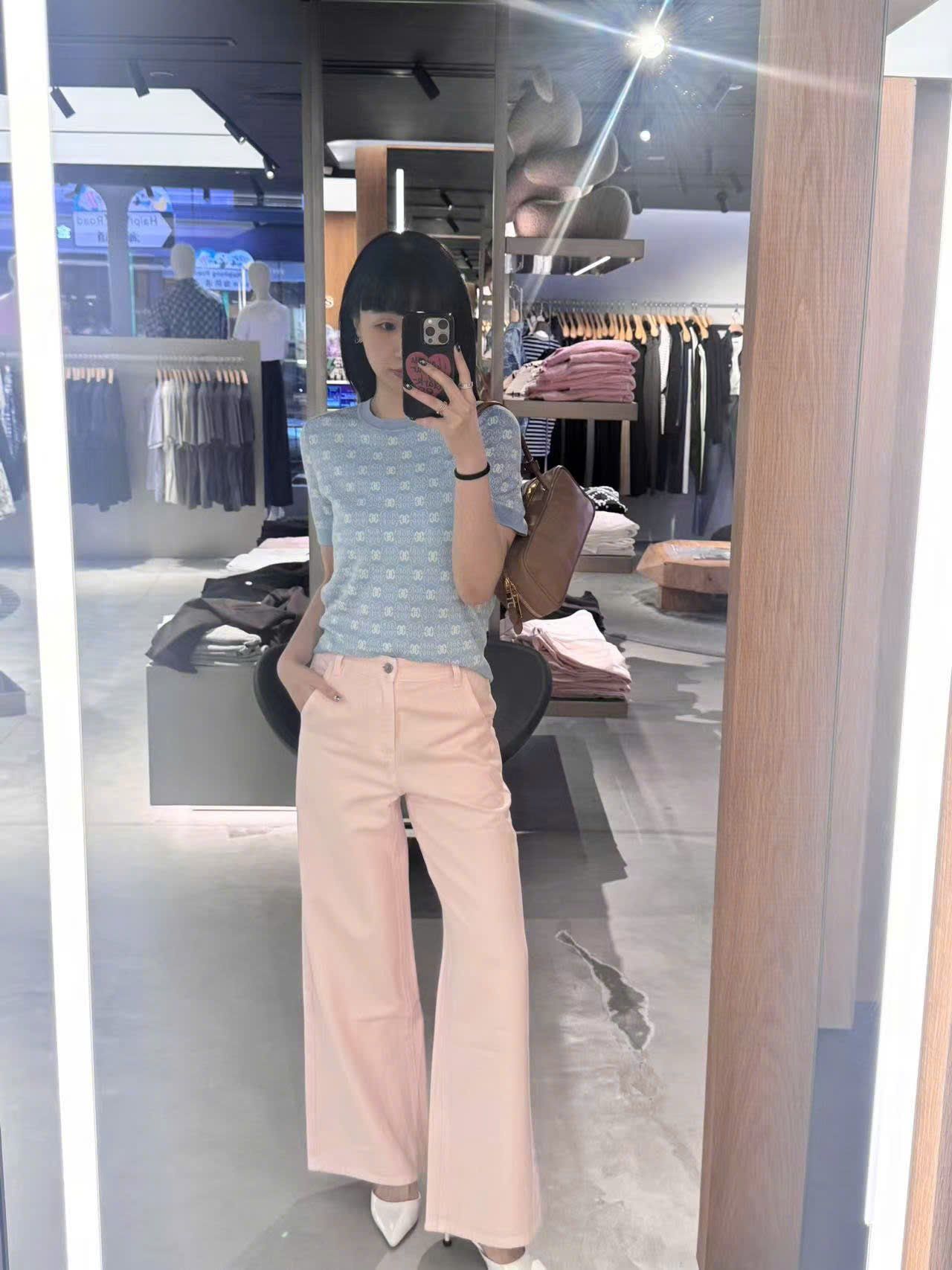  2.Quần jean hồng túi chéo, logo túi sau 