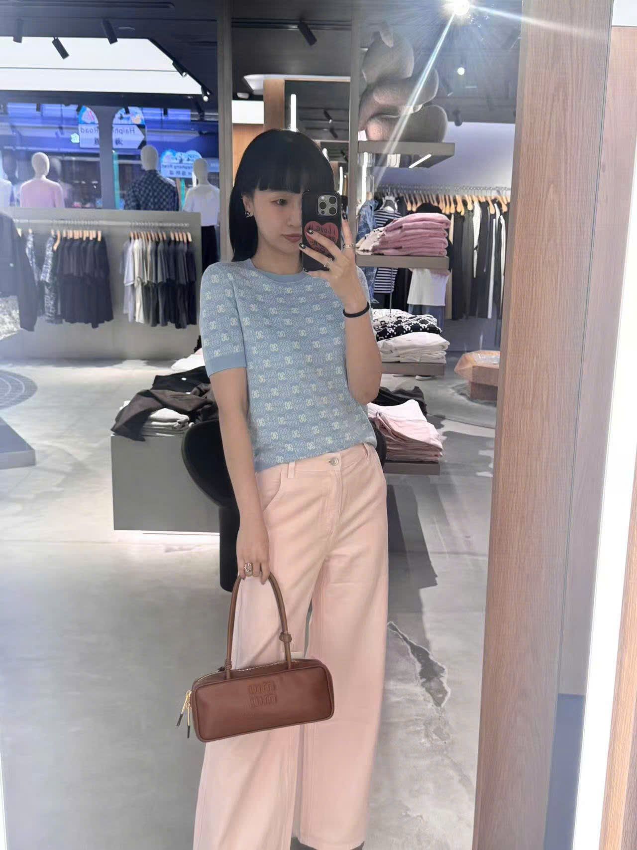  2.Quần jean hồng túi chéo, logo túi sau 