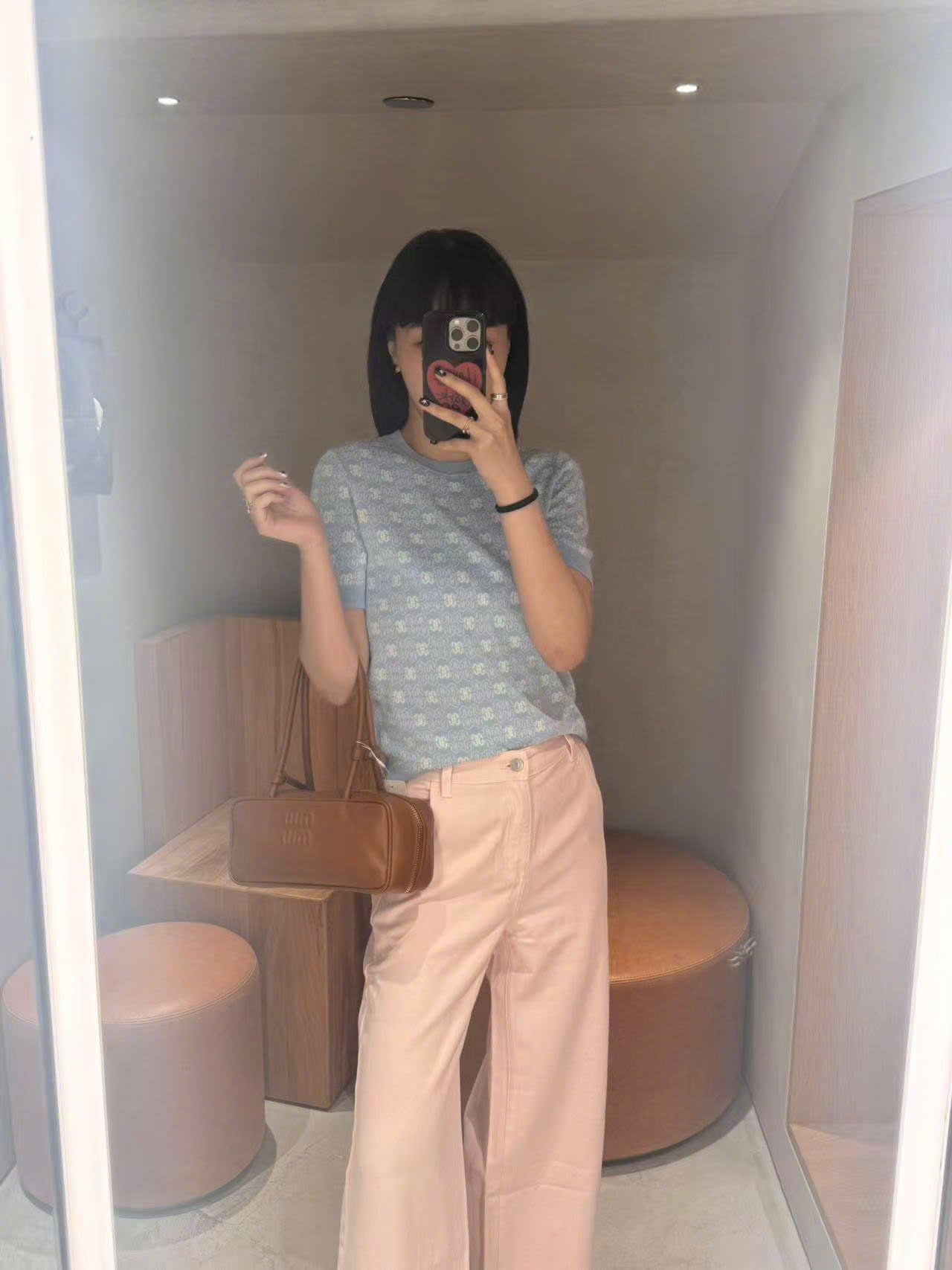  2.Quần jean hồng túi chéo, logo túi sau 