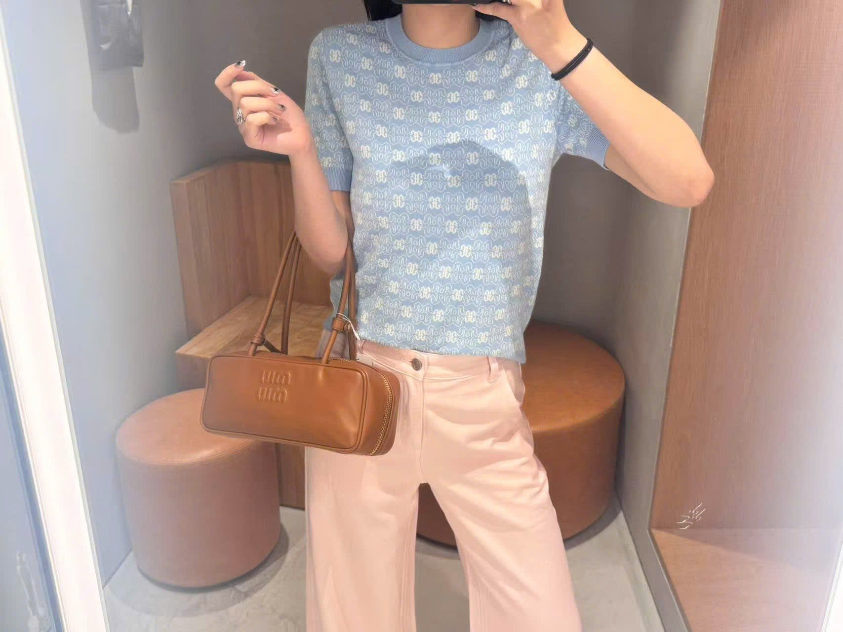  2.Quần jean hồng túi chéo, logo túi sau 