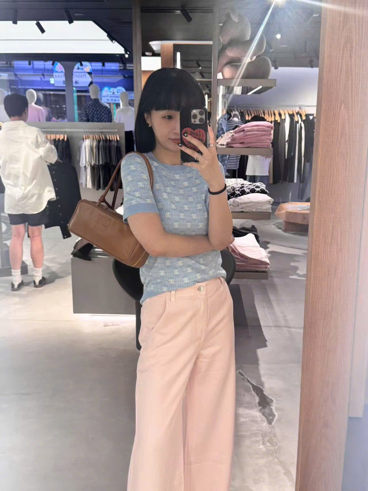  2.Áo xanh biển , full logo bo gấu 