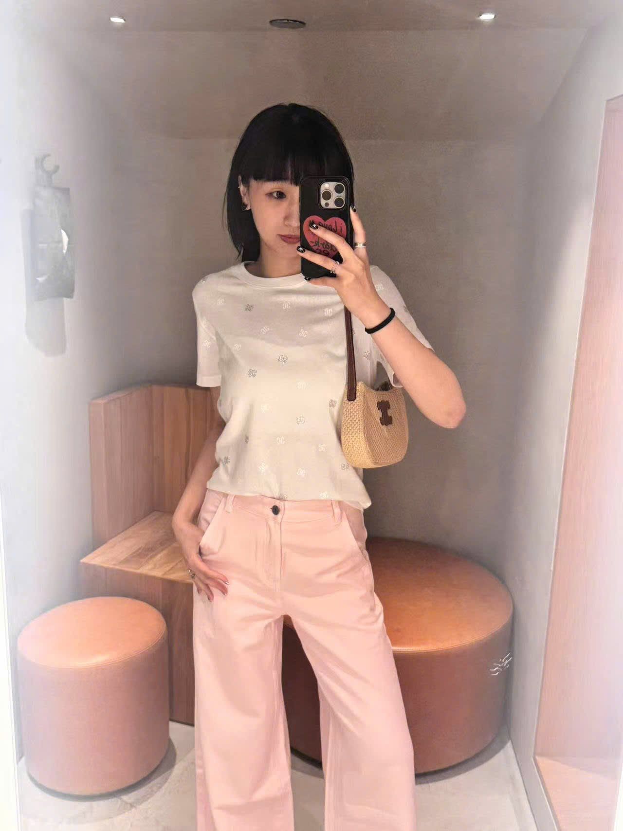  2.Quần jean hồng túi chéo, logo túi sau 