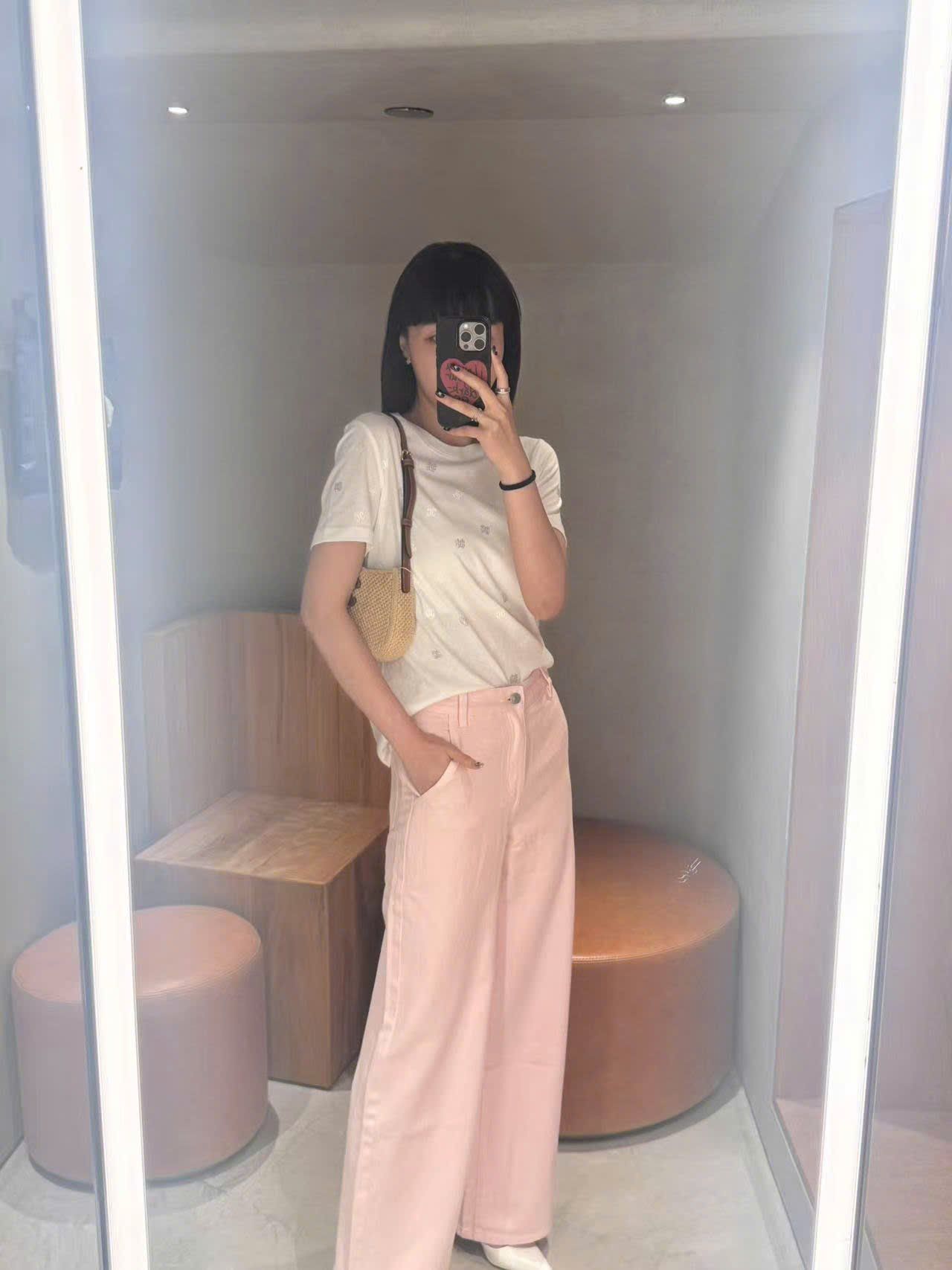  2.Quần jean hồng túi chéo, logo túi sau 