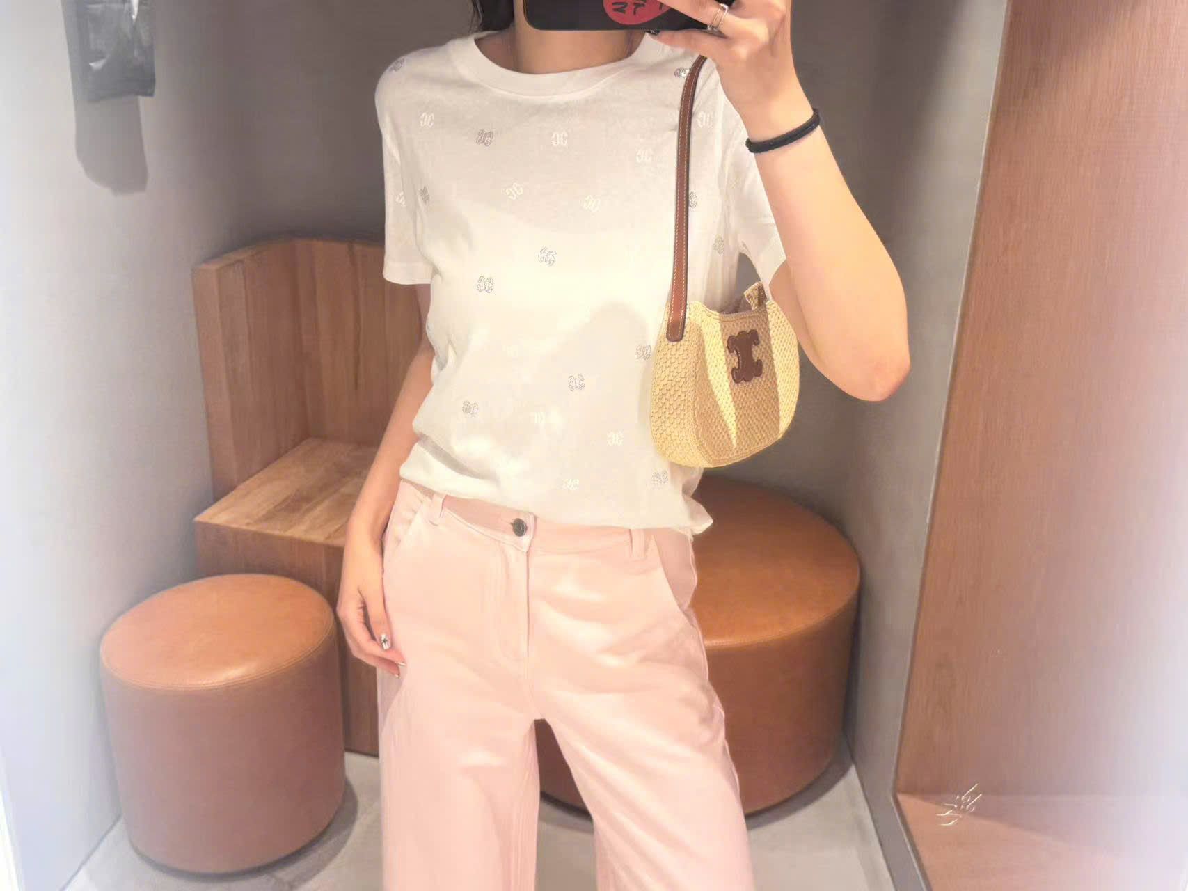  2.Quần jean hồng túi chéo, logo túi sau 