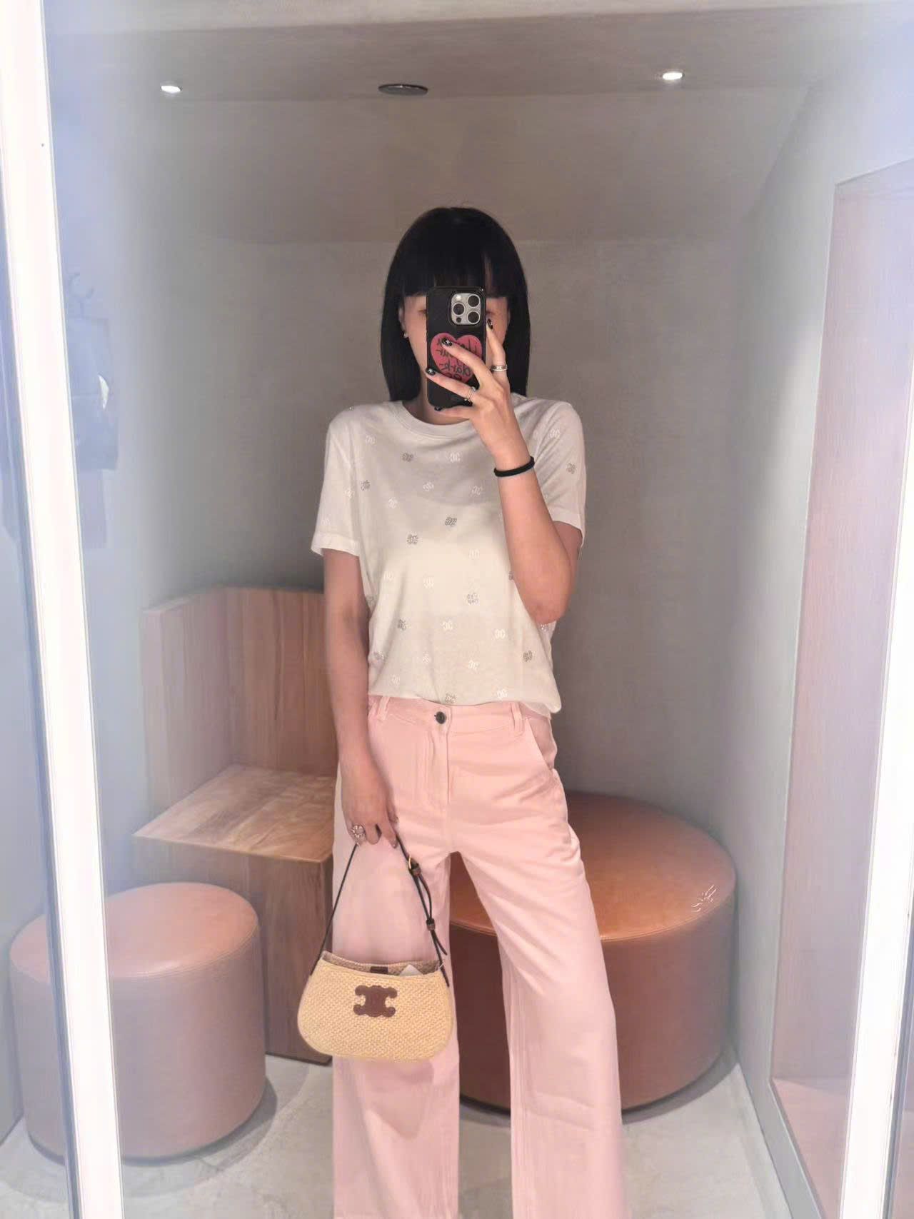  2.Quần jean hồng túi chéo, logo túi sau 